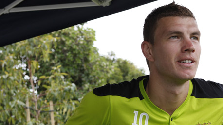 Edin vid Holding Image