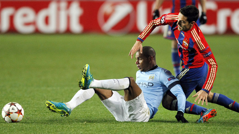 Fernando-challenges-for-the-ball
