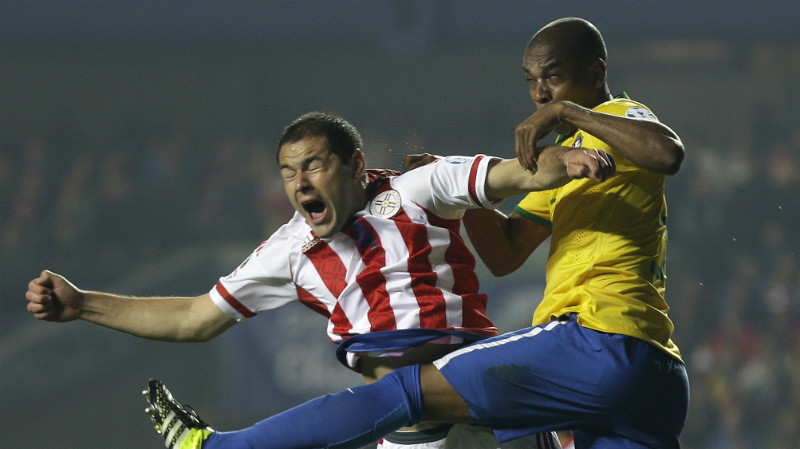 Fernandinho v Paraguay
