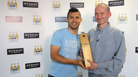 Aguero receives Etihad Player of the Month prize