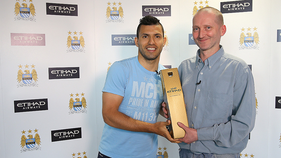 Aguero receives Etihad Player of the Month prize