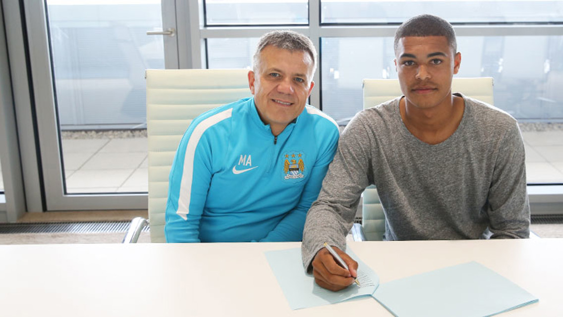 Cameron Humphreys signs pro deal