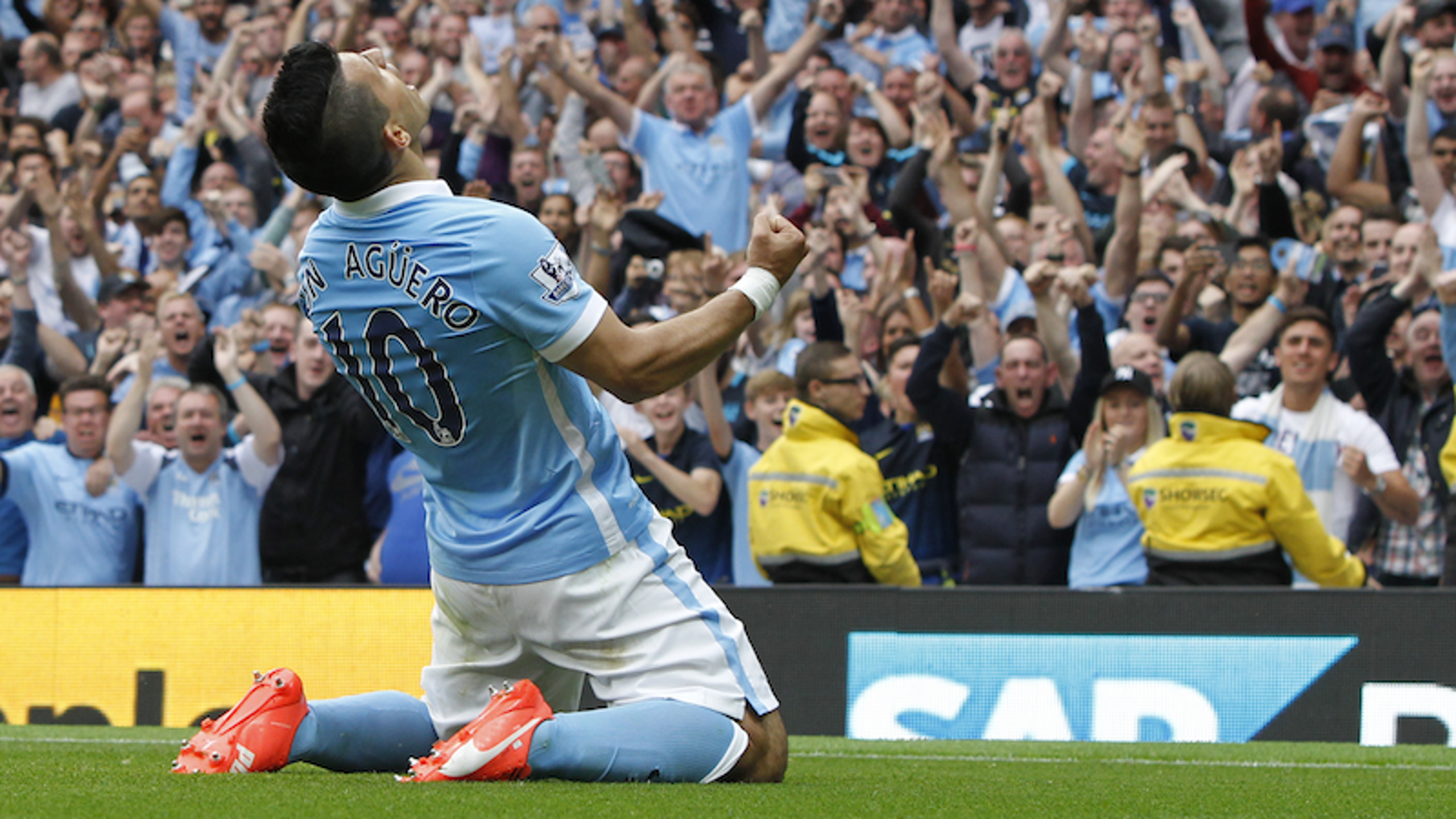 Sergio Aguero celebrates scoring against Chelsea