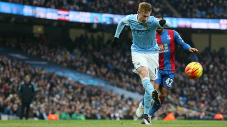 Kevin De Bruyne shoots against Crystal Palace