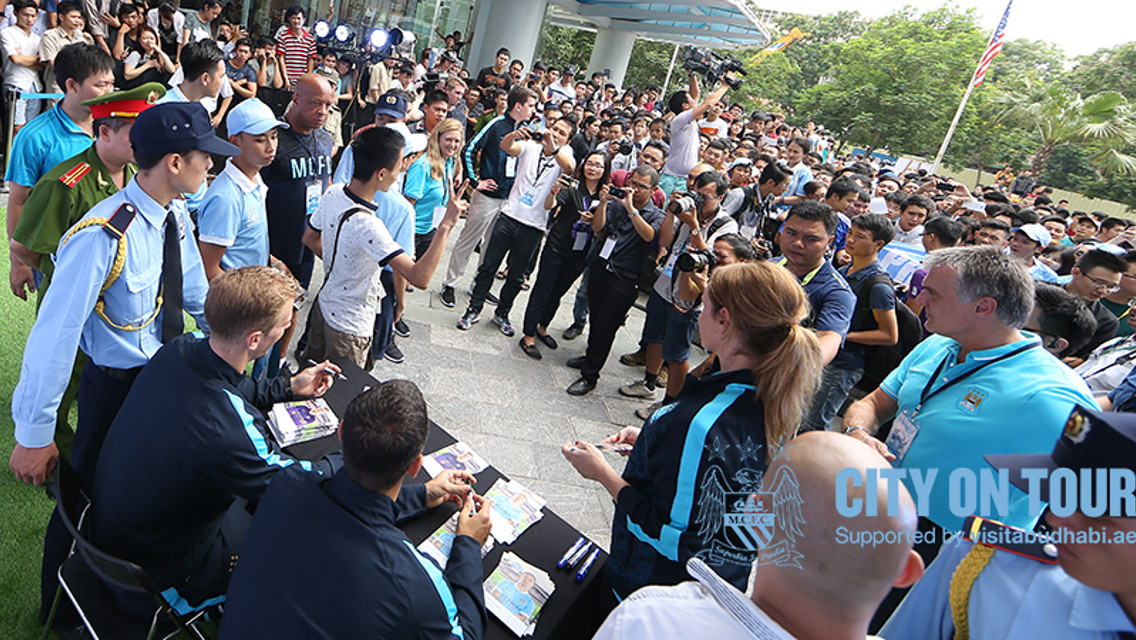 #cityontour 2015: Hart and Kolarov signing