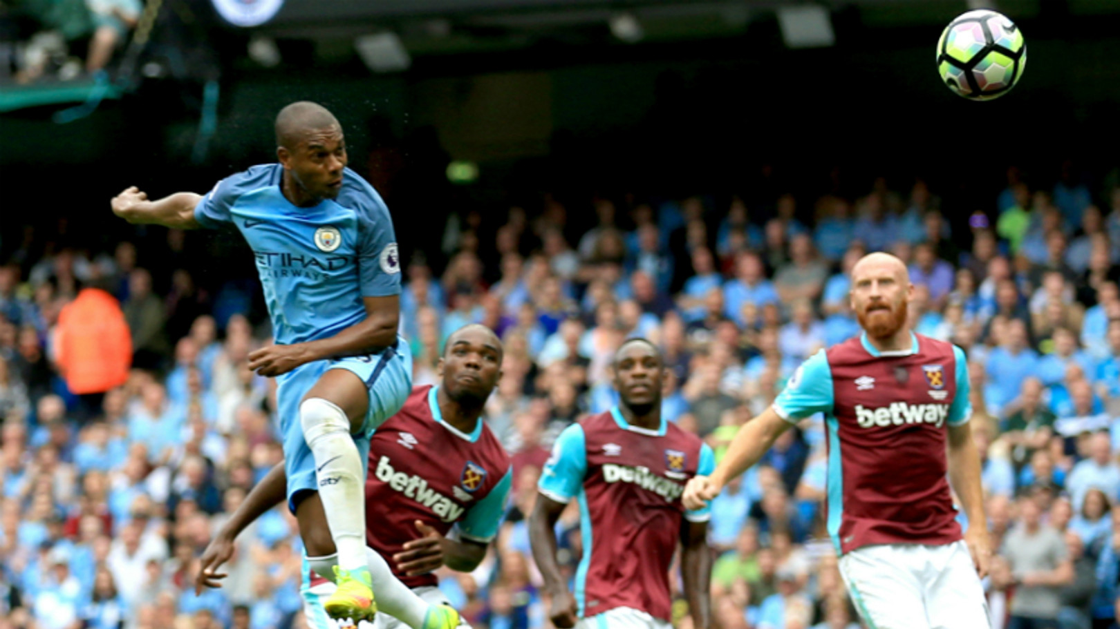 Fernandinho é líder em número de minutos jogados na Premier League