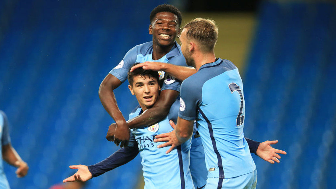 Diaz masuk daftar pemain termuda City yang membuat debut