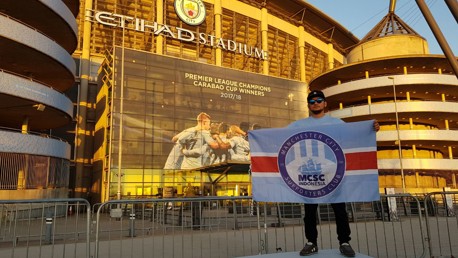 Bendera kebanggaan Manchester City Supporters Club Indonesia berkibar di Etihad Stadium.