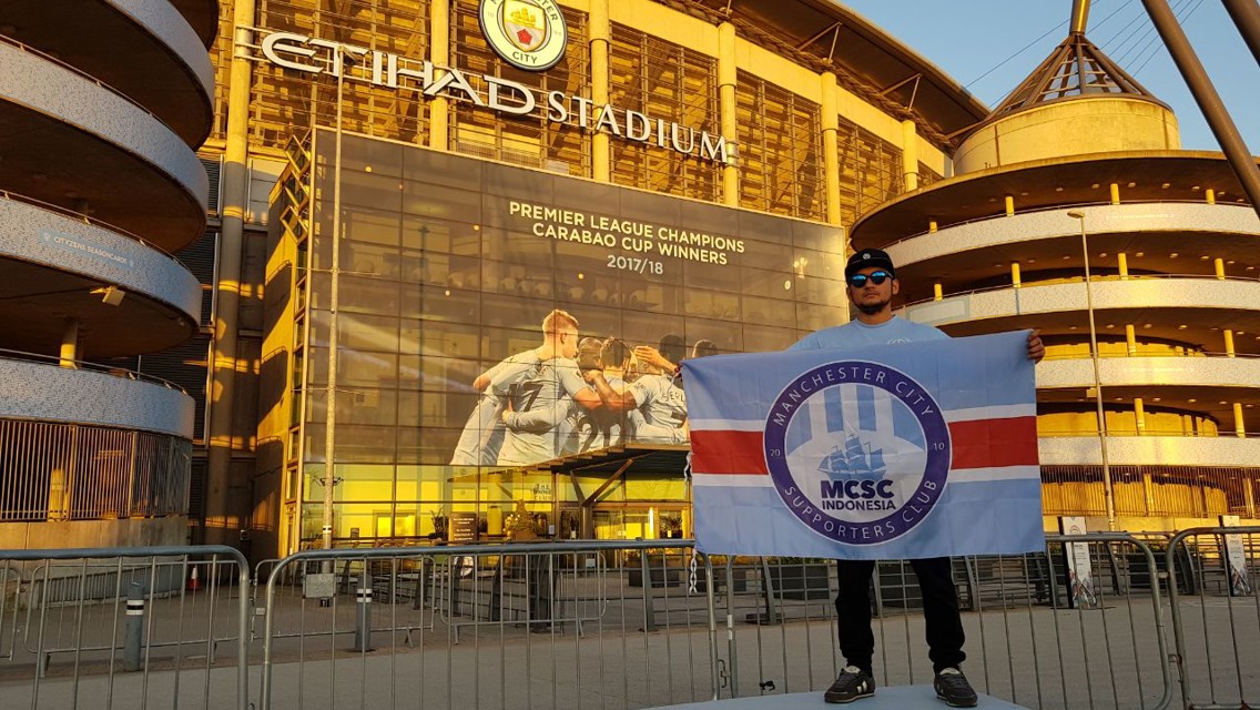 Bendera kebanggaan Manchester City Supporters Club Indonesia berkibar di Etihad Stadium.