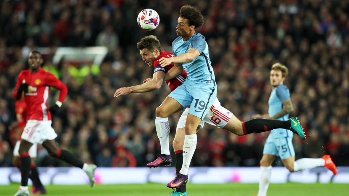 Leroy Sane beats Carrick to the ball