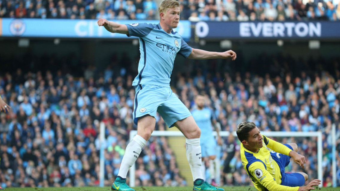 PRESSURE: Kevin De Bruyne has another go