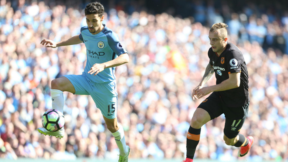 Navas controla el balón en una acción de la visita del Hull City al Etihad.