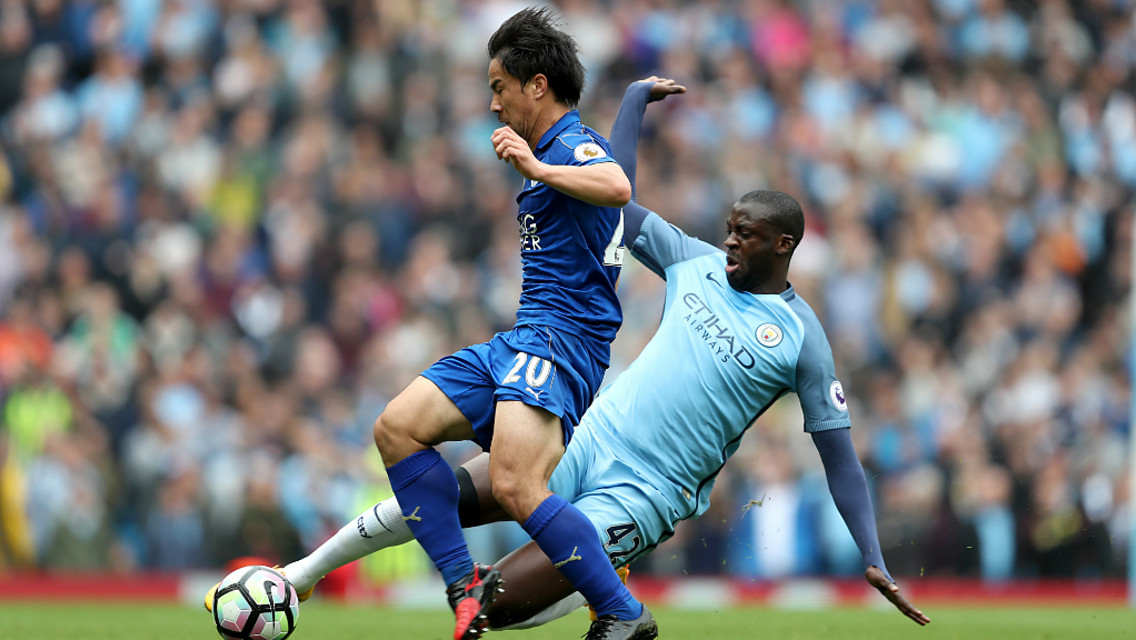 Yaya Touré se lanza para arrebatar el balón a Shinji Okazaki.