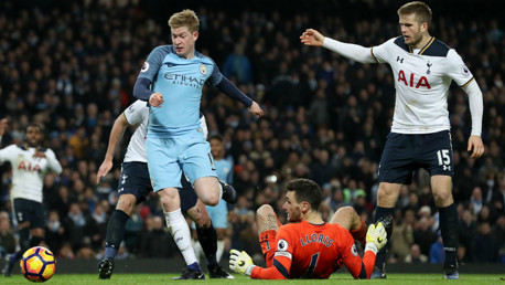 De Bruyne marca ante el Tottenham.