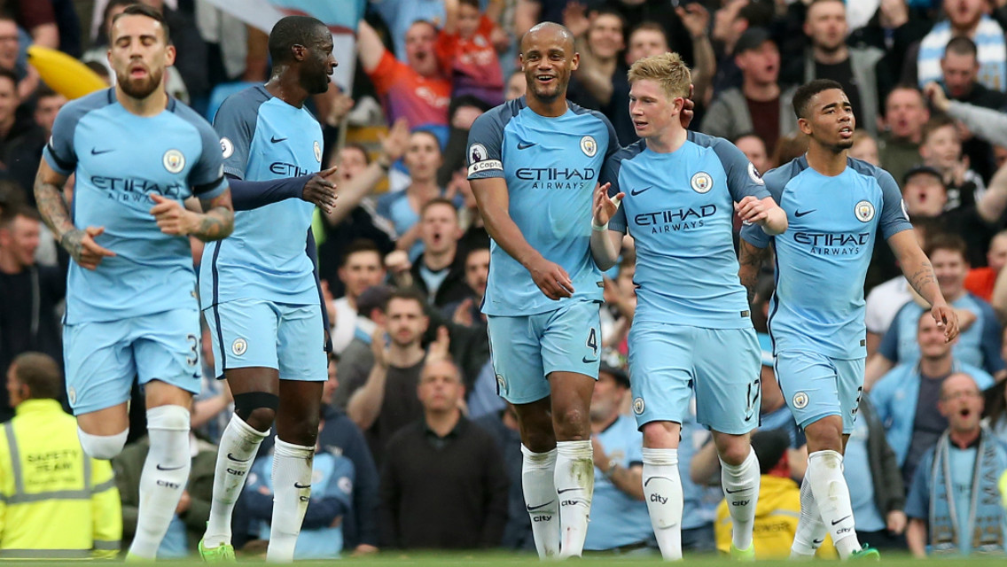 SUPER KEV: The team congratulate Kevin De Bruyne on his stunning strike