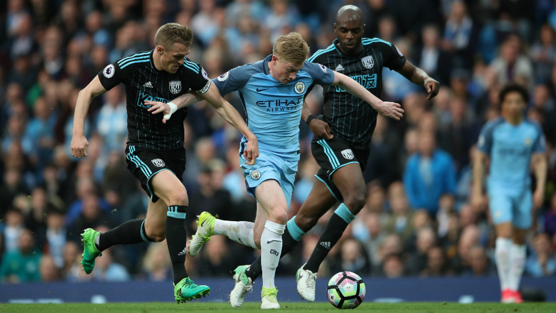 STRENGTH: Kevin De Bruyne outmuscles two opponents