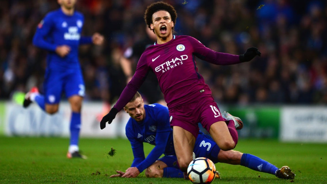 KESAKITAN: Leroy Sane ditekel keras pemain Cardiff.