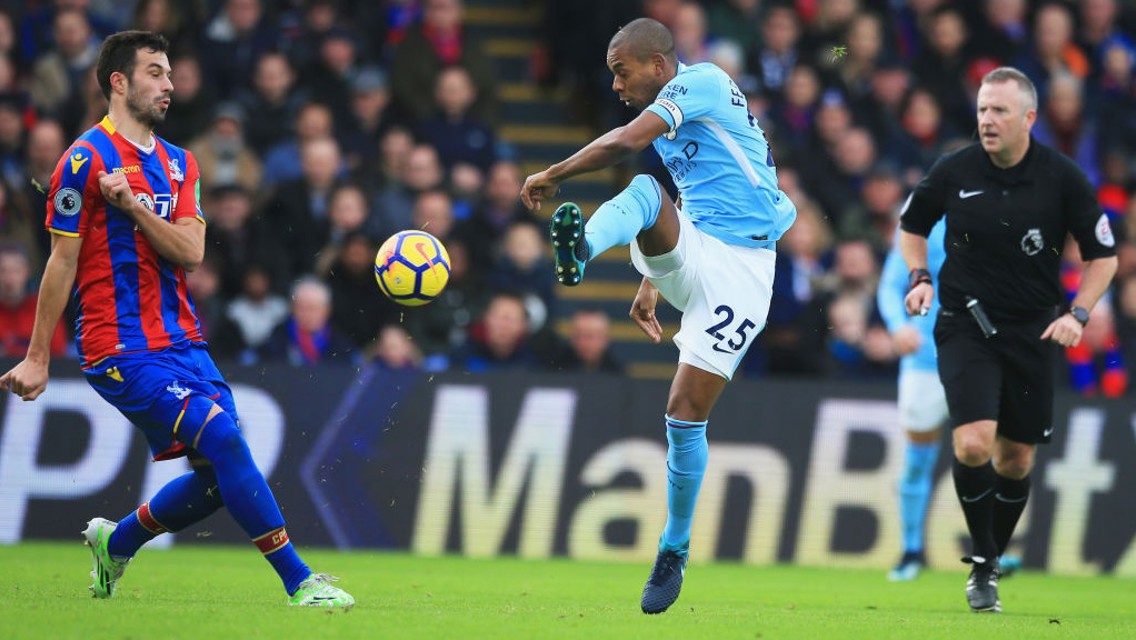 MÁQUINA DE REMATES: Fernandinho tentando a sorte com os seus remates de longe