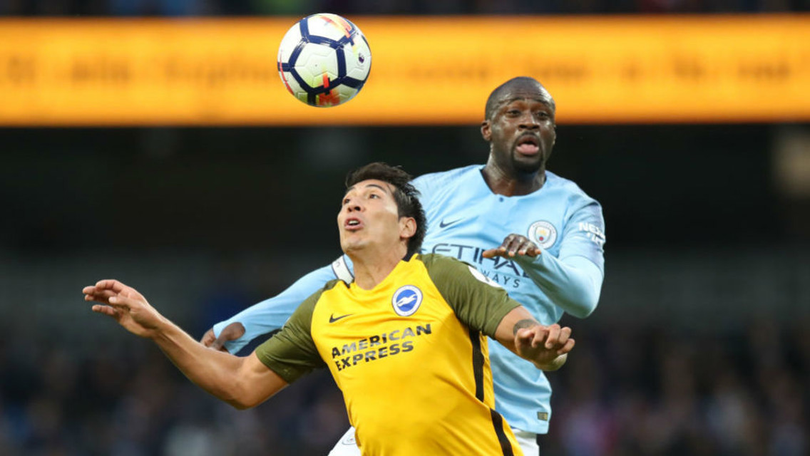 Yaya Touré en un duelo aéreo con Leonardo Ulloa.