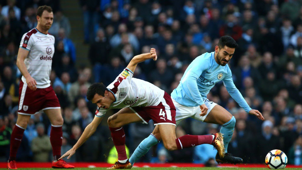 MAESTRO: Ilkay Gundogan lewati Jack Cork.