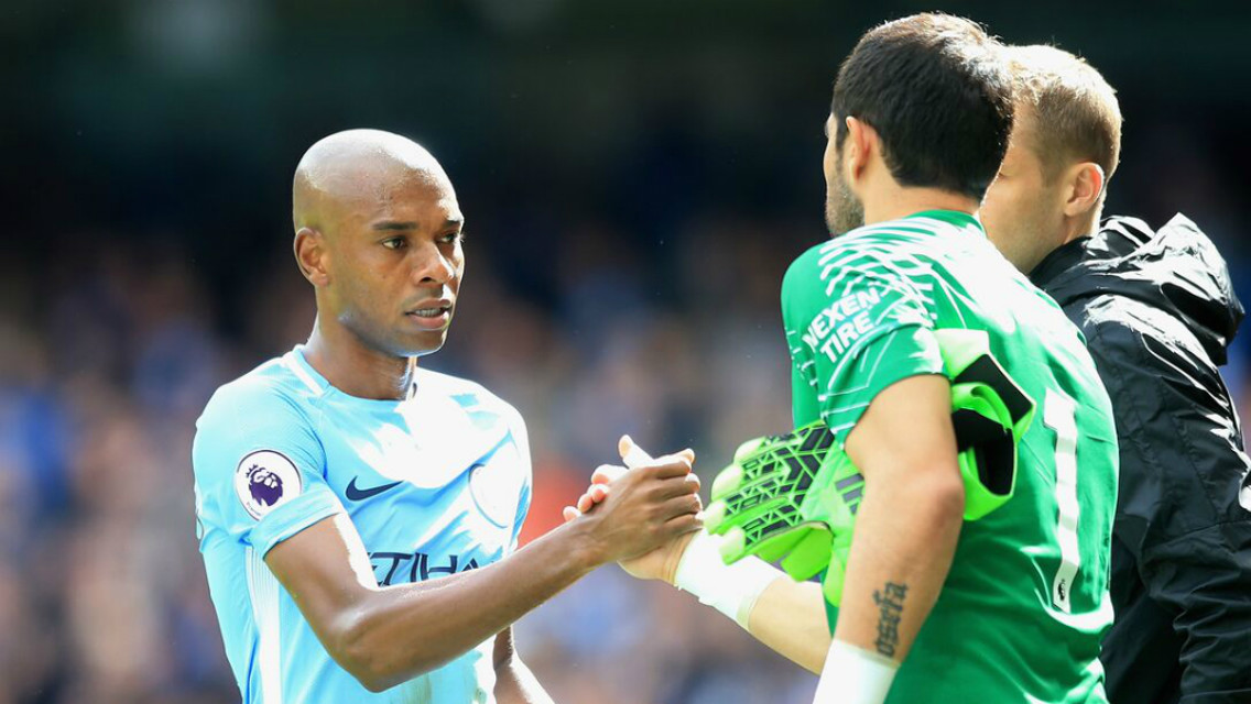 CAMBIO. Bravo saluda a Fernandinho en el momento de saltar al césped.