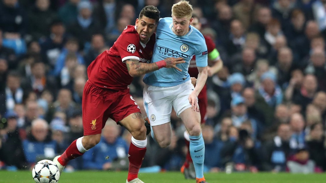 Kevin De Bruyne berebut bola dengan Roberto Firmino.
