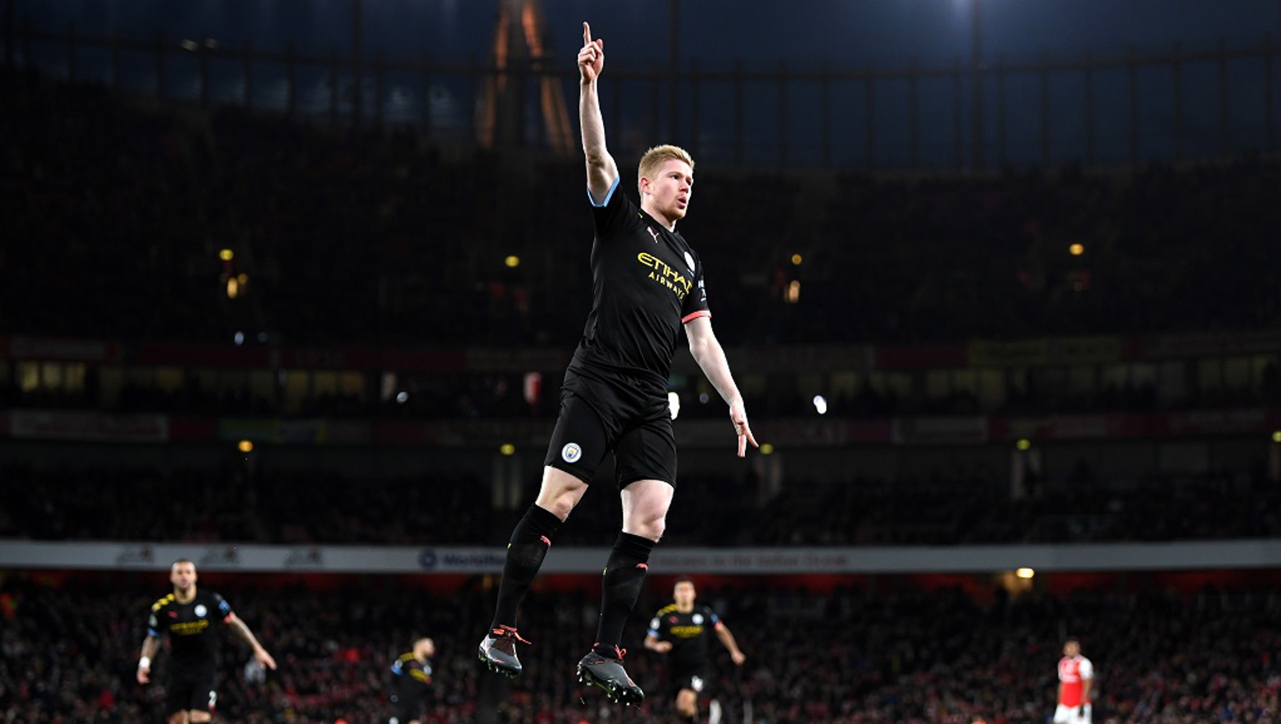 Kevin de Bruyne comemora seu gol no Emirates.