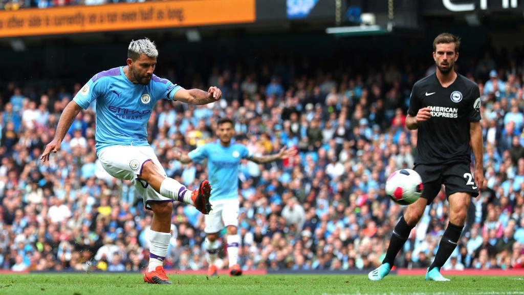 TANPA KESALAHAN: Sergio Aguero menggandakan keunggulan City sebelum jeda.