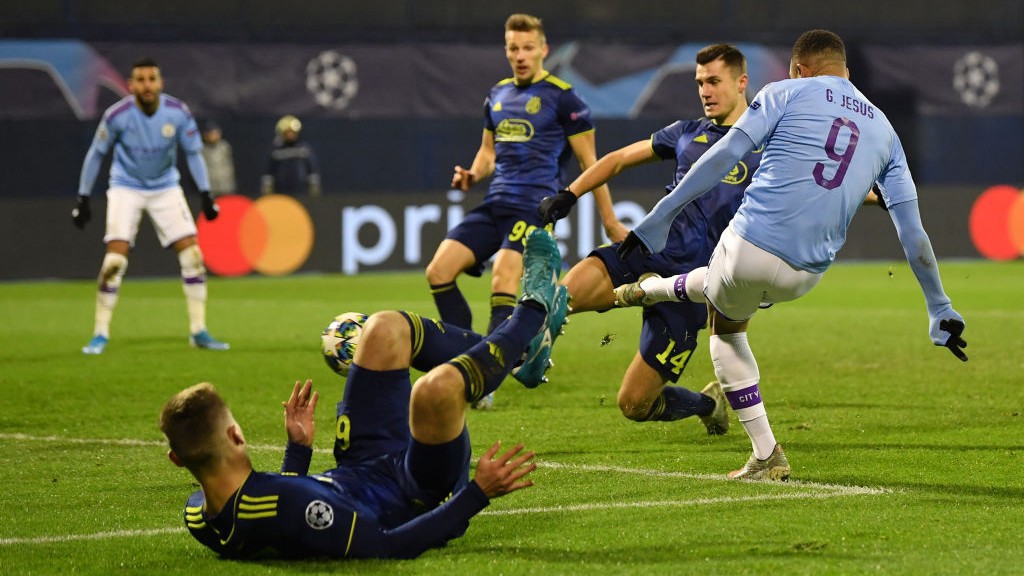 
                        Noite iluminada de Gabriel Jesus em Zagreb
                