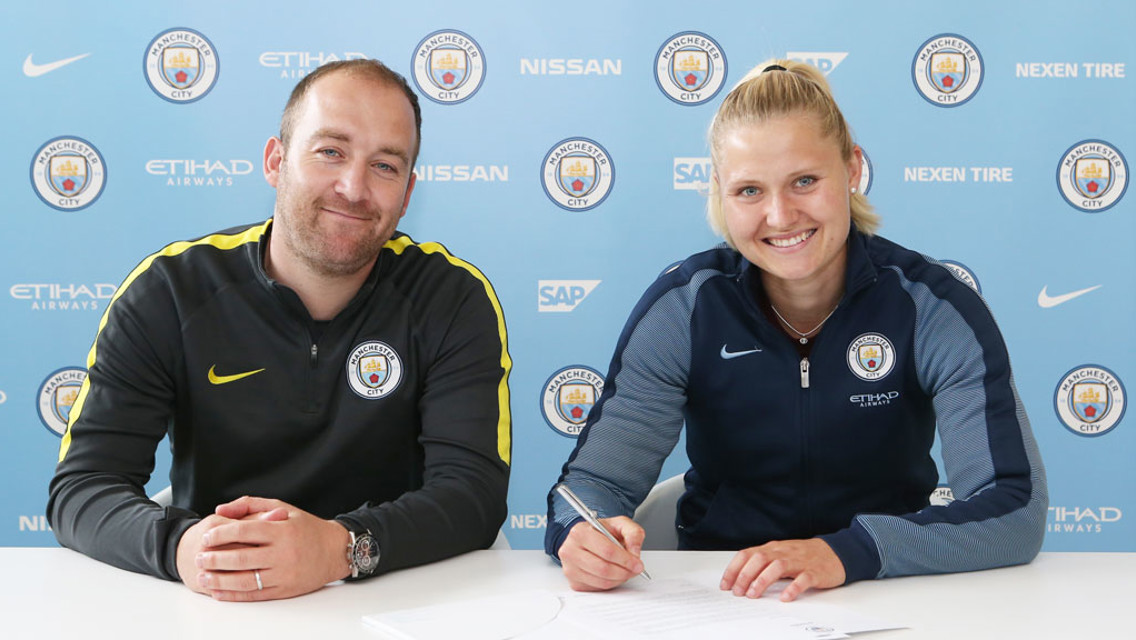 Mie Jans firma por el City