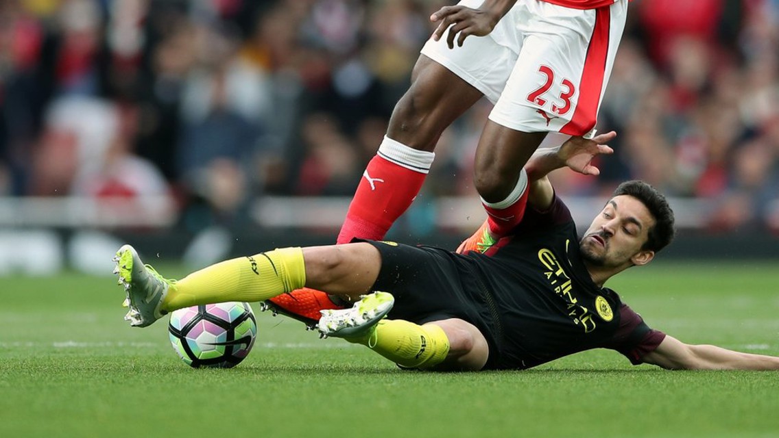 SLIDE AWAY: Jesus Navas in action