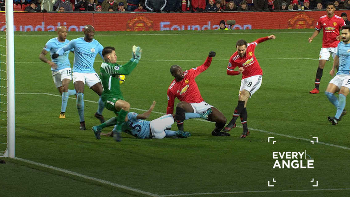 Ederson evita que Lukaku y Mata marquen.