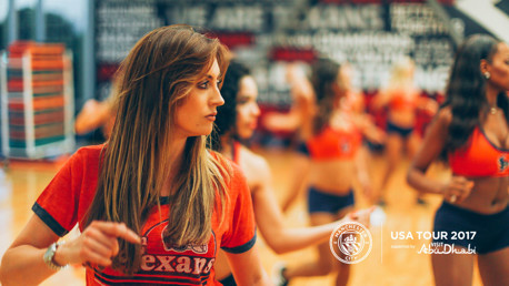 Kelly takes on Houston cheerleading challenge!