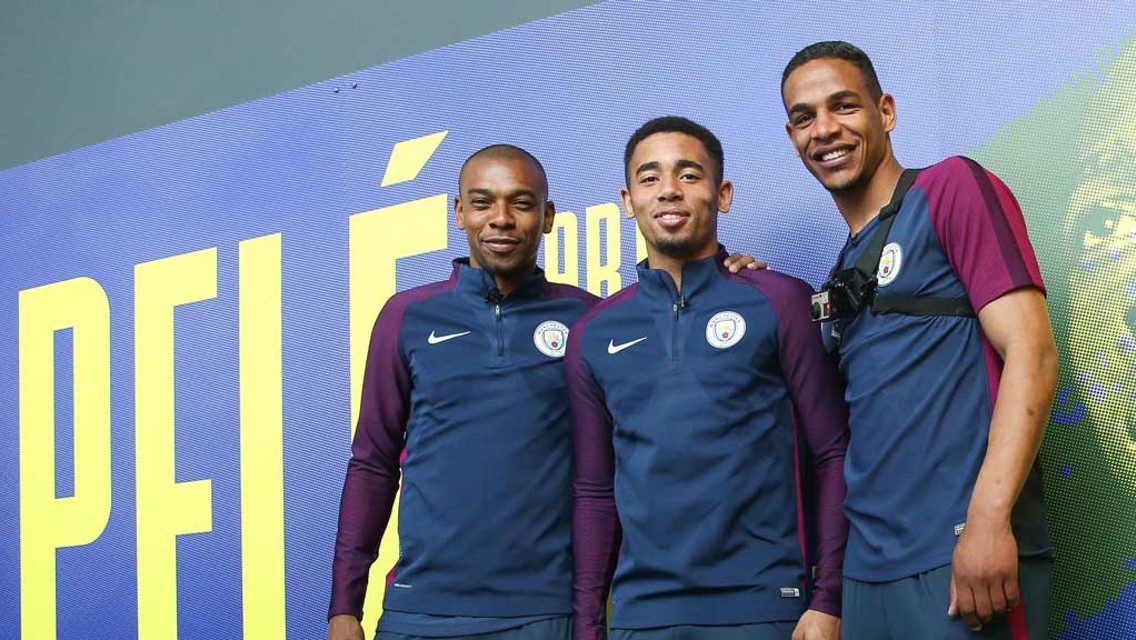LIFE'S A BEACH: Gabriel Jesus, Fernando and Fernandinho