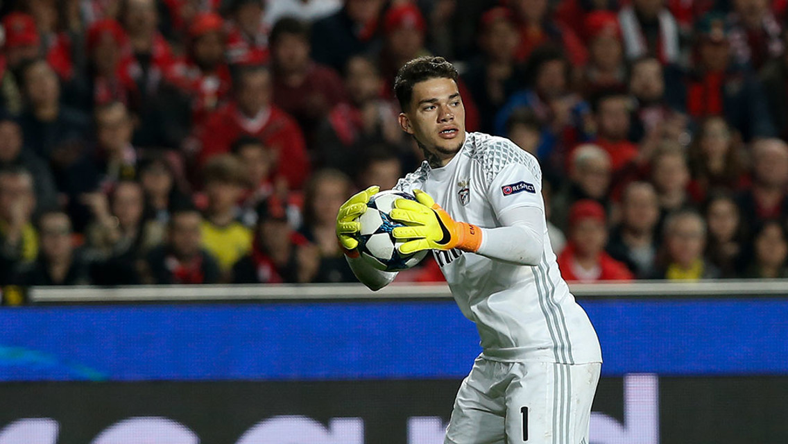 Ederson se prepara para un saque en largo con la mano en el Benfica.