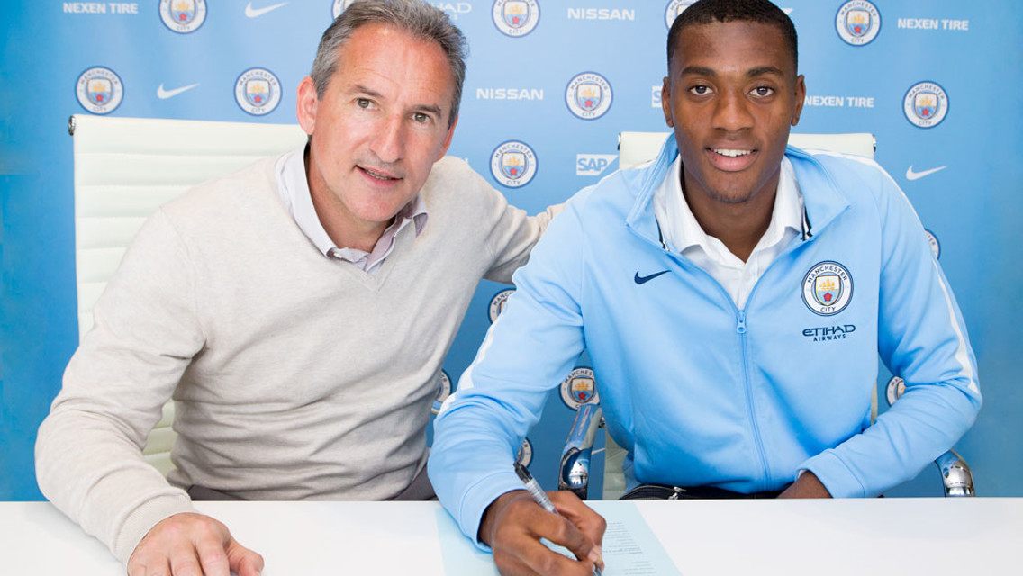 Tosin Adarabioyo assina novo contrato