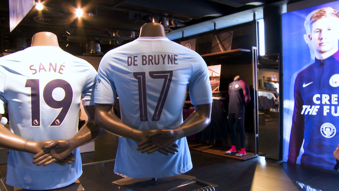 Este é o nosso novo equipamento principal, para a temporada 2017/18, apresentado por Kevin De Bruyne, Leroy Sané e Raheem Sterling...