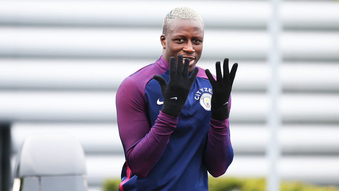 Entraînement: Mendy chante l'hymne de Yaya Touré