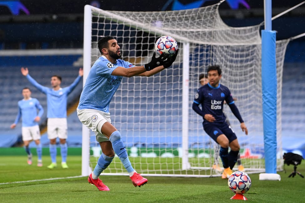 CATCH IT : Riyad Mahrez showing Zack and Ederson what he can do!