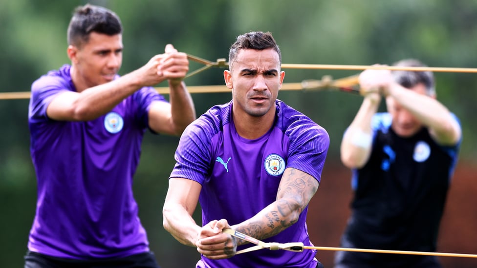 STRETCH, ARM STRONG : Danilo flexes the muscles