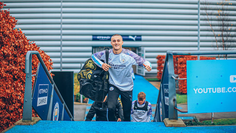 TAYLOR HARWOOD-BALLBOY-IS : Our young centre-back pitches in ahead of the session!