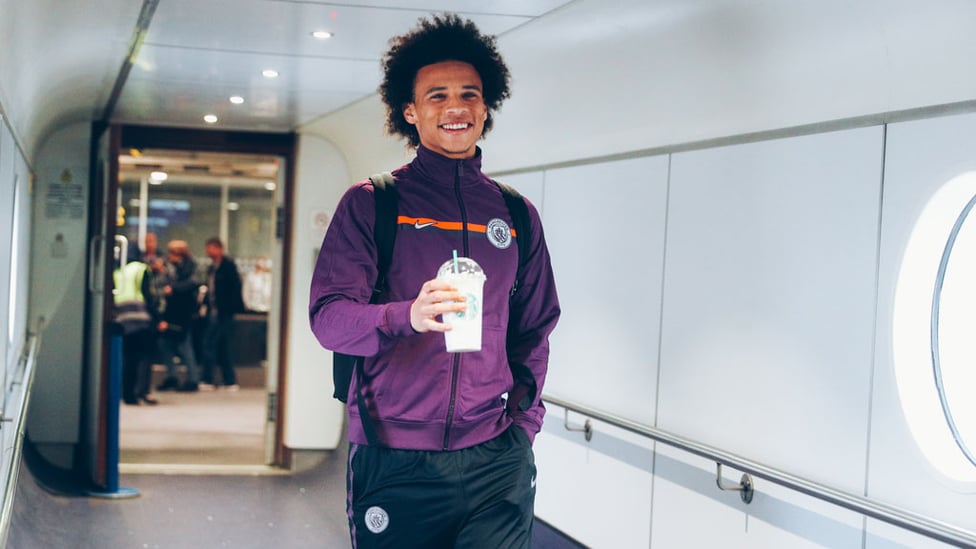 SHAKE IT : Leroy Sane grabs a flight beverage