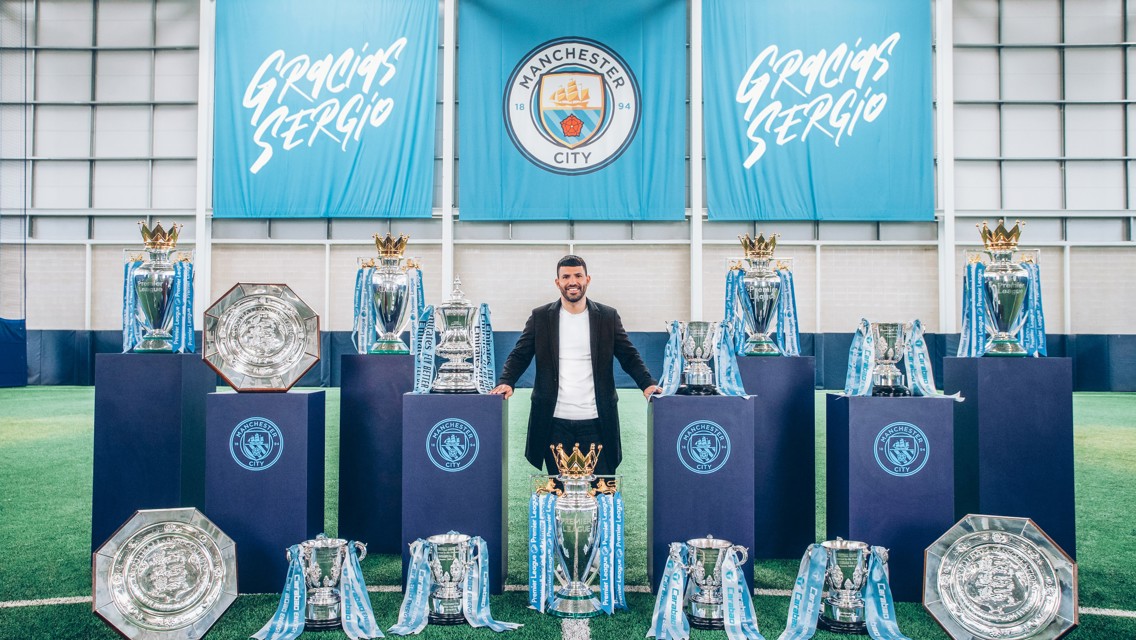 Sergio Agüero firma por el Barcelona