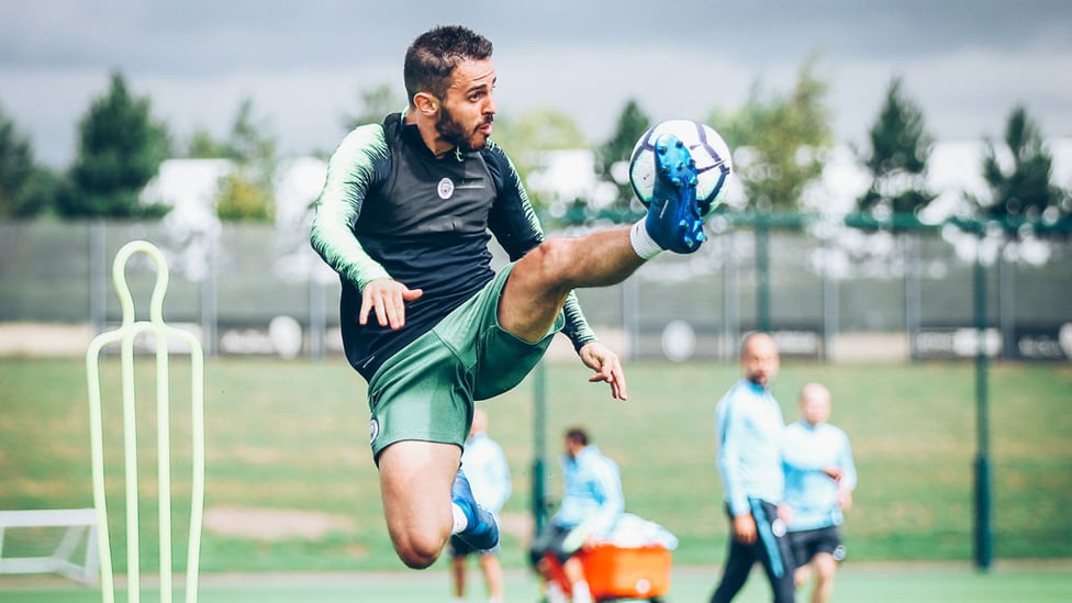 KARATE KID : Bernardo Silva launches into the air!