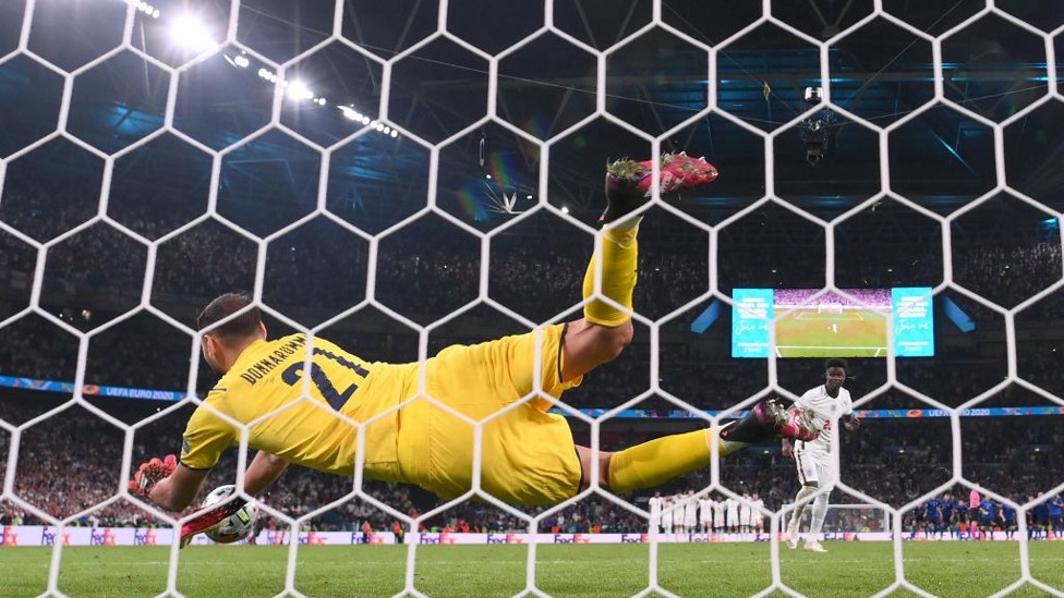 Donnarumma detiene el penalti decisivo de Saka.