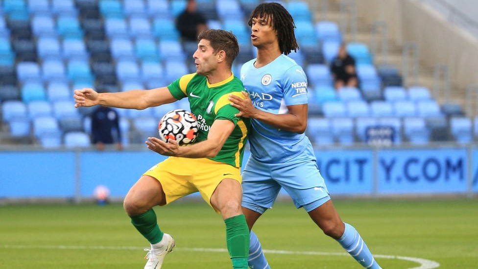 DILARANG MASUK: Nathan Ake beri tekanan pada pemain Preston