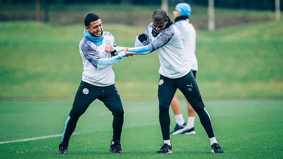 AT ARMS LENGTH : Fernandinho and Ian Cralo Poveda spar for supremacy!