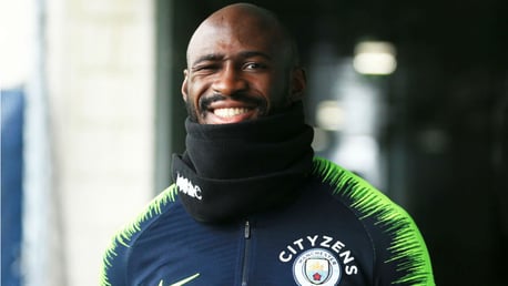 Eliaquim Mangala signs City contract extension