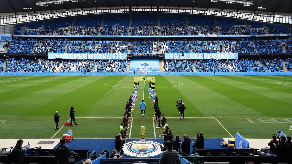 SPECIAL SERGIO : Aguero gets his own guard of honour from everyone at the Etihad.