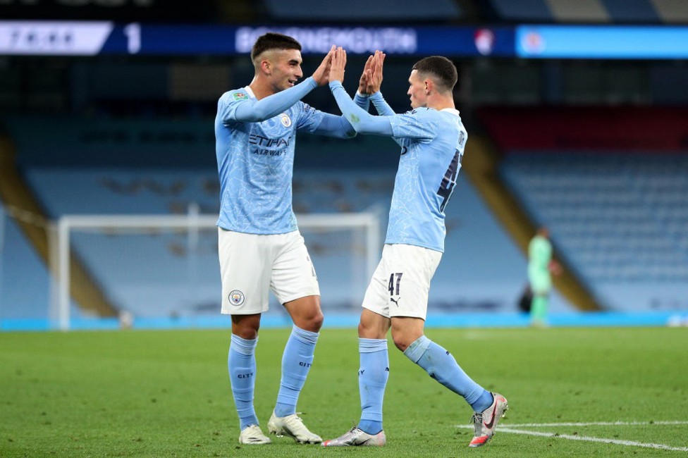 BRILLANTE. : Ferran Torres felicita a Phil Foden por su gol.